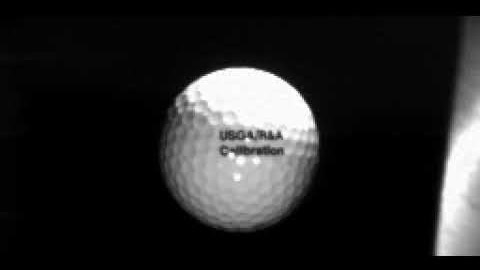 Кадр ролика USGA: стандартный мяч для гольфа летит в стальную плиту
